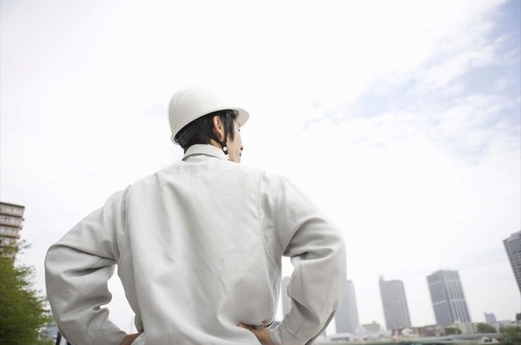 周りを見渡す作業員