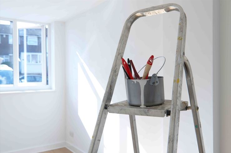 部屋の壁を塗り直し